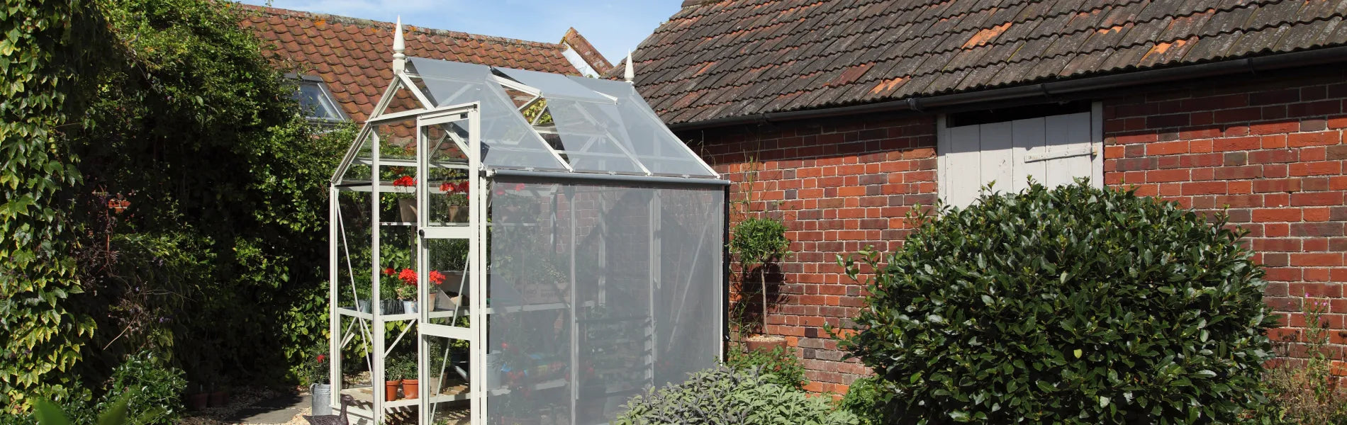 Rhino greenhouse with roof and side blinds