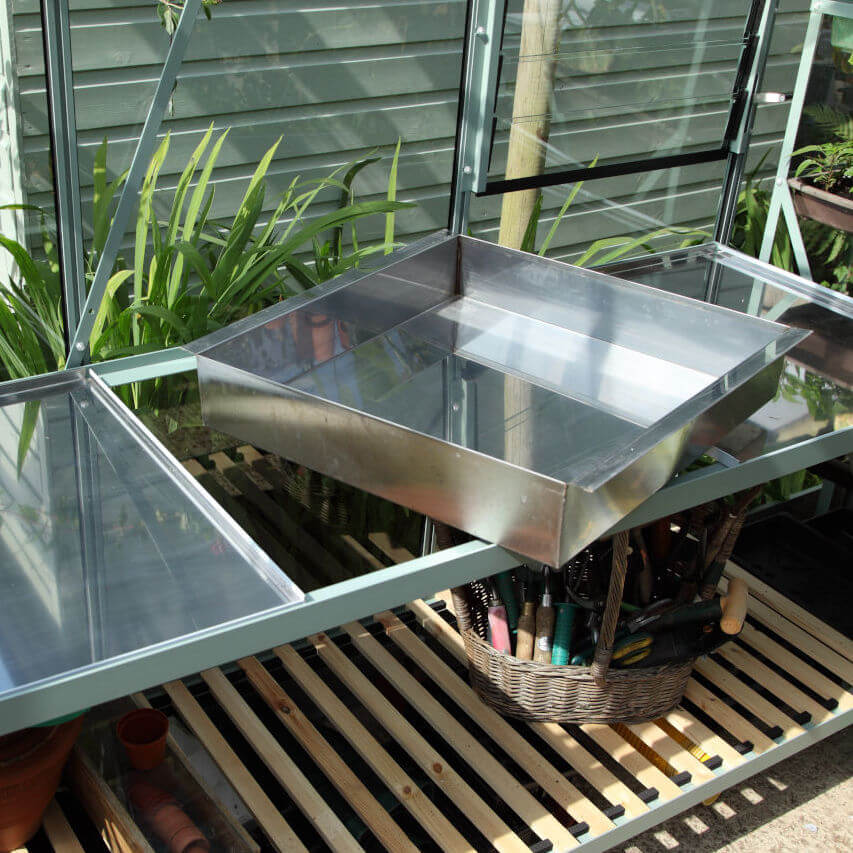 Free-standing staging with reservoir